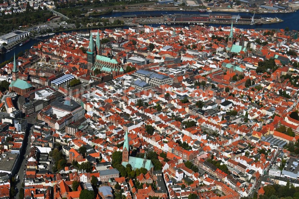 Luftaufnahme Lübeck - Altstadtbereich und Innenstadtzentrum im Ortsteil Innenstadt in Lübeck im Bundesland Schleswig-Holstein, Deutschland