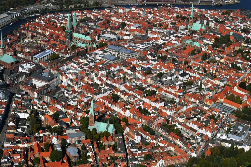 Lübeck von oben - Altstadtbereich und Innenstadtzentrum im Ortsteil Innenstadt in Lübeck im Bundesland Schleswig-Holstein, Deutschland