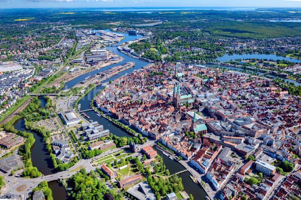 Lübeck von oben - Altstadtbereich und Innenstadtzentrum im Ortsteil Innenstadt in Lübeck im Bundesland Schleswig-Holstein, Deutschland