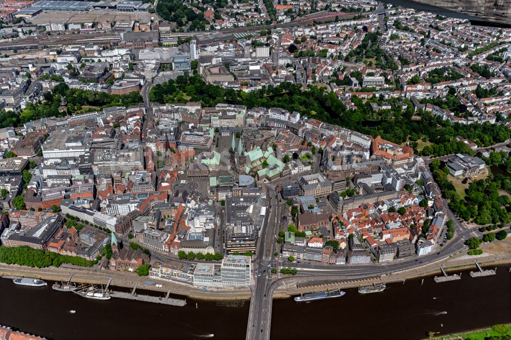 Bremen aus der Vogelperspektive: Altstadtbereich und Innenstadtzentrum im Ortsteil Mitte in Bremen, Deutschland