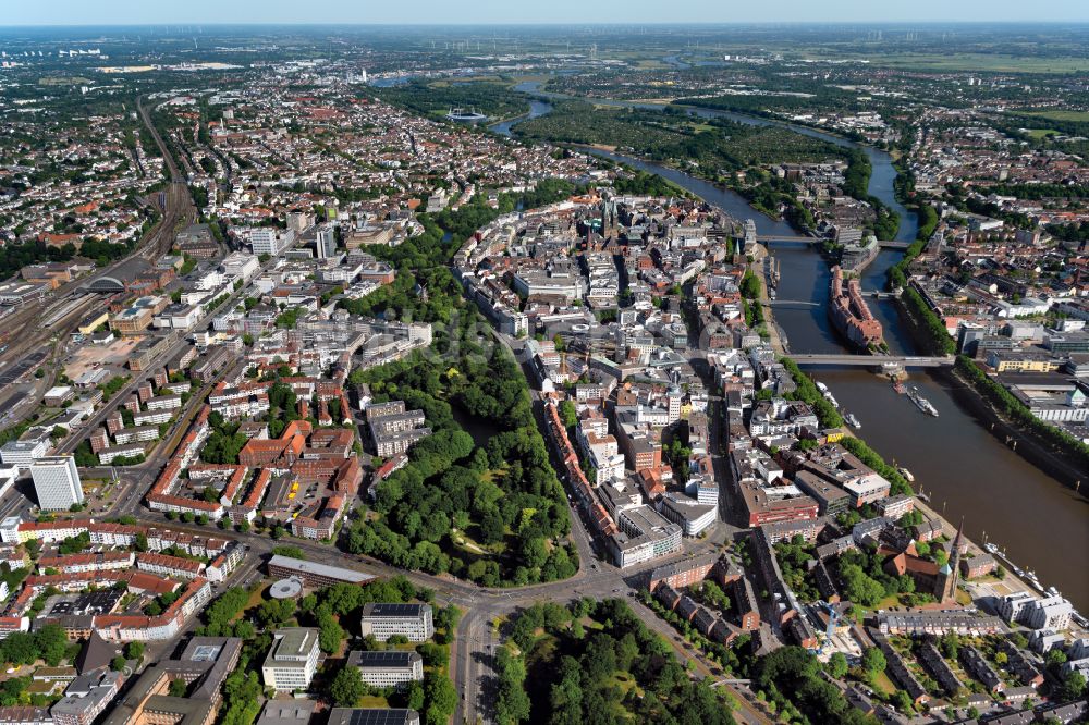 Bremen von oben - Altstadtbereich und Innenstadtzentrum im Ortsteil Mitte in Bremen, Deutschland