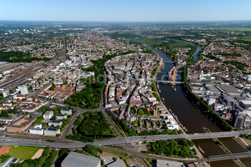 Bremen von oben - Altstadtbereich und Innenstadtzentrum im Ortsteil Mitte in Bremen, Deutschland