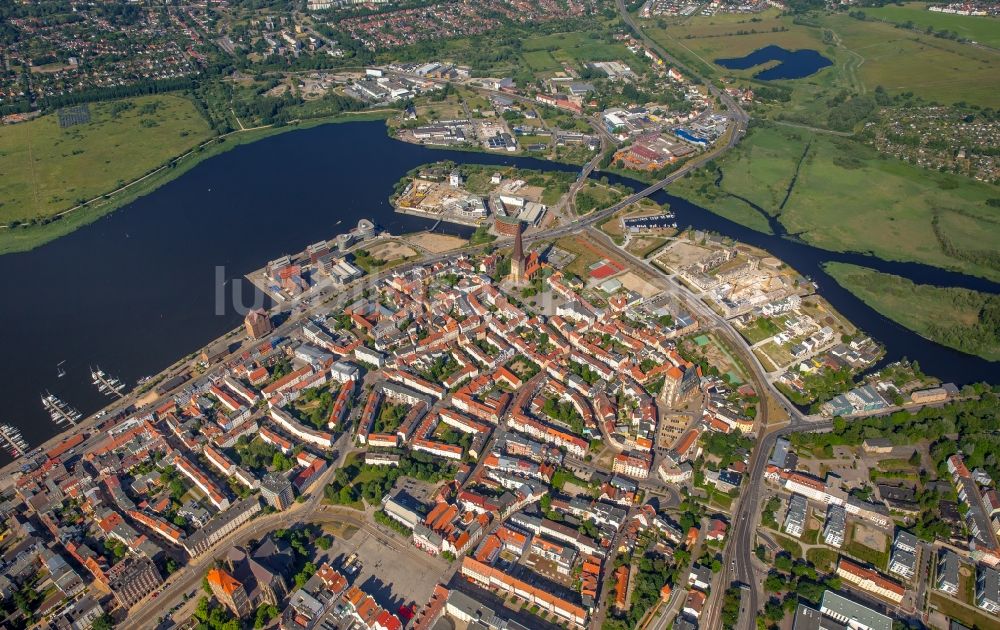 Rostock aus der Vogelperspektive: Altstadtbereich und Innenstadtzentrum im Ortsteil Mitte in Rostock im Bundesland Mecklenburg-Vorpommern