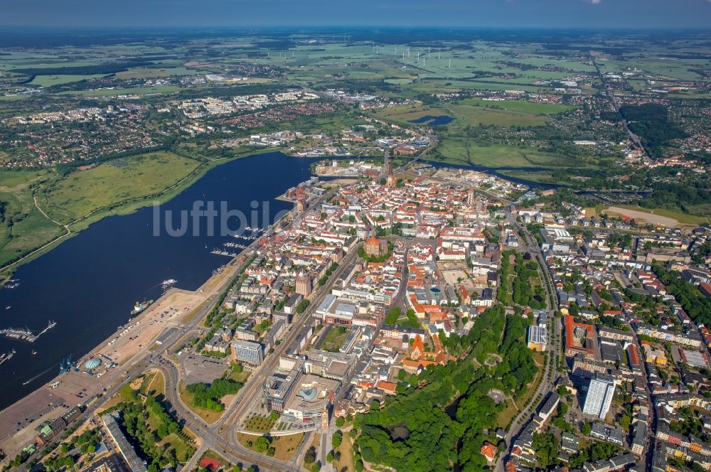 Rostock von oben - Altstadtbereich und Innenstadtzentrum im Ortsteil Mitte in Rostock im Bundesland Mecklenburg-Vorpommern