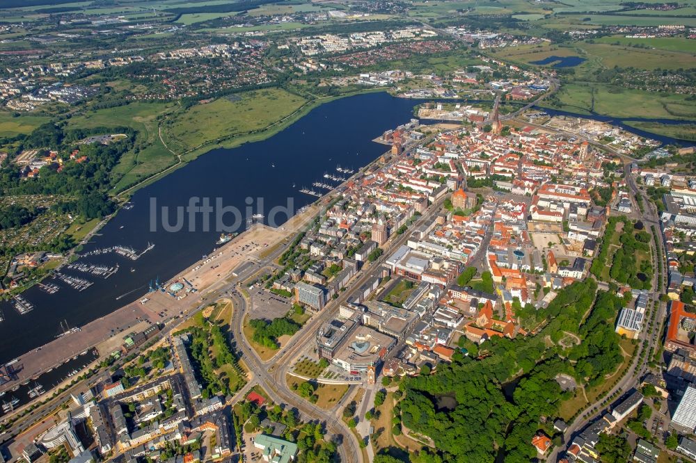 Rostock aus der Vogelperspektive: Altstadtbereich und Innenstadtzentrum im Ortsteil Mitte in Rostock im Bundesland Mecklenburg-Vorpommern