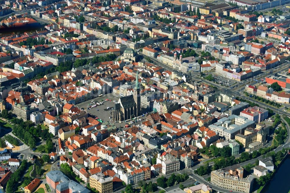 Luftaufnahme Pilsen - Altstadtbereich und Innenstadtzentrum in Pilsen in Böhmen, Tschechien