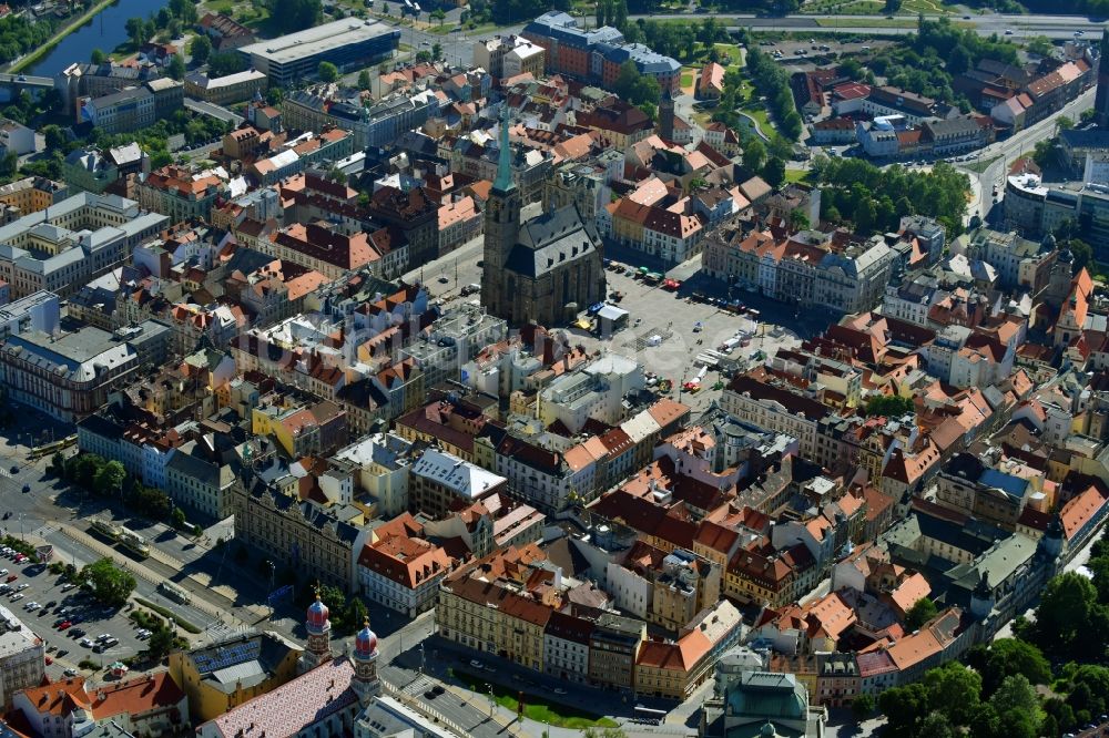 Pilsen von oben - Altstadtbereich und Innenstadtzentrum in Pilsen in Böhmen, Tschechien