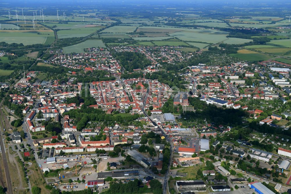 Pritzwalk aus der Vogelperspektive: Altstadtbereich und Innenstadtzentrum in Pritzwalk im Bundesland Brandenburg, Deutschland