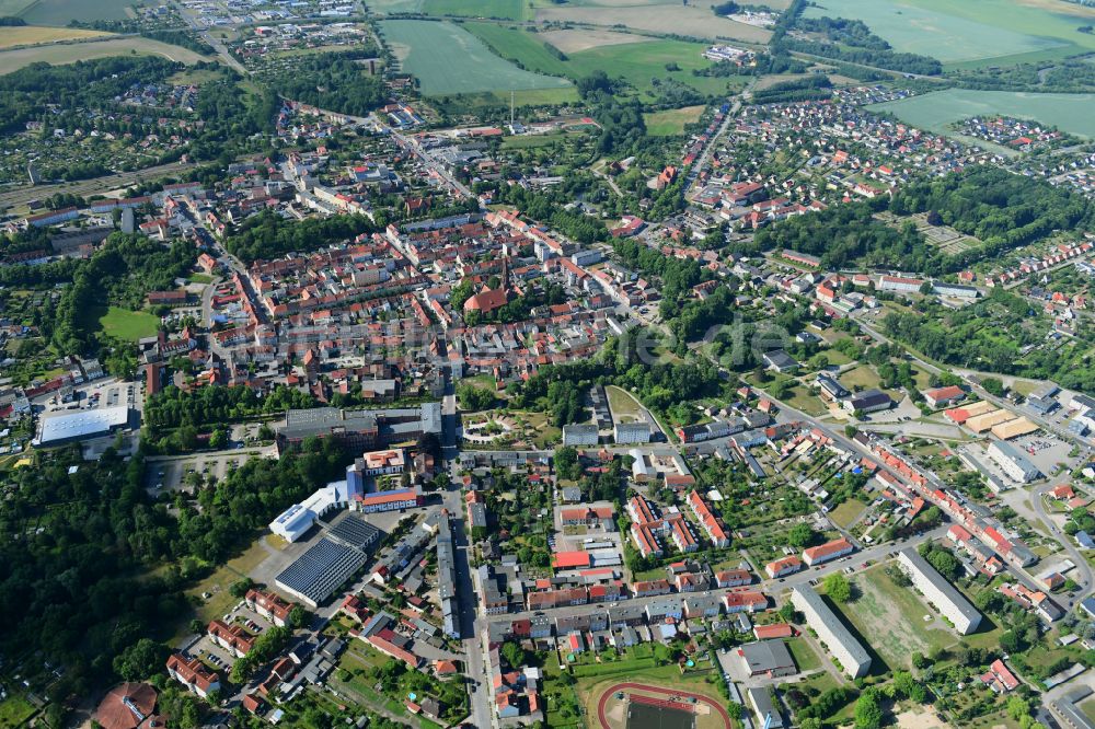 Pritzwalk aus der Vogelperspektive: Altstadtbereich und Innenstadtzentrum in Pritzwalk im Bundesland Brandenburg, Deutschland