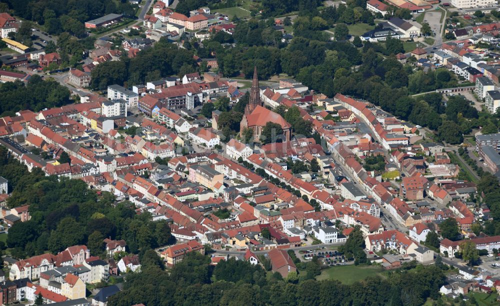 Pritzwalk von oben - Altstadtbereich und Innenstadtzentrum in Pritzwalk im Bundesland Brandenburg, Deutschland