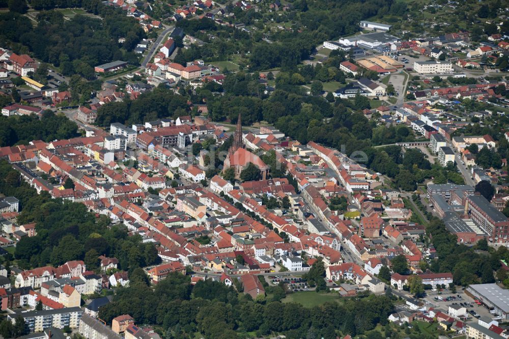 Pritzwalk aus der Vogelperspektive: Altstadtbereich und Innenstadtzentrum in Pritzwalk im Bundesland Brandenburg, Deutschland