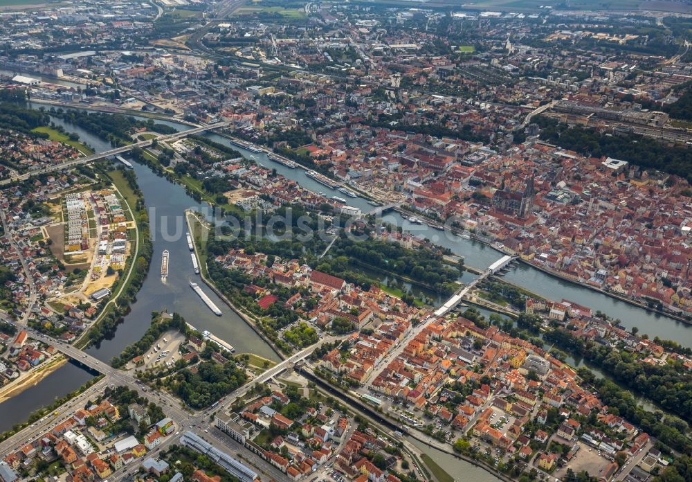 Luftaufnahme Regensburg - Altstadtbereich und Innenstadtzentrum in Regensburg im Bundesland Bayern