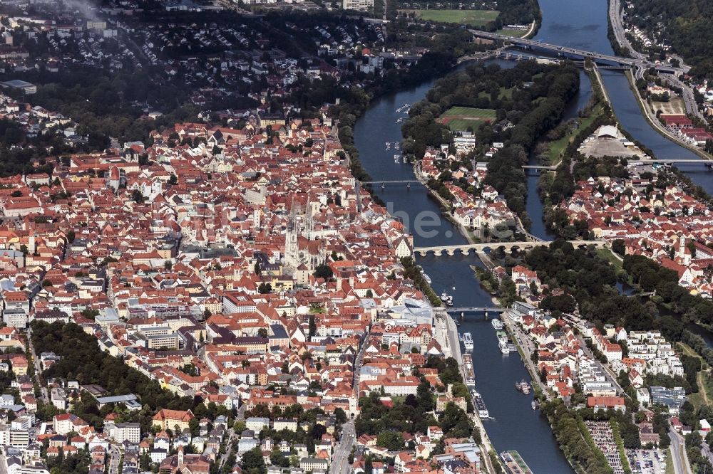 Regensburg aus der Vogelperspektive: Altstadtbereich und Innenstadtzentrum in Regensburg im Bundesland Bayern, Deutschland