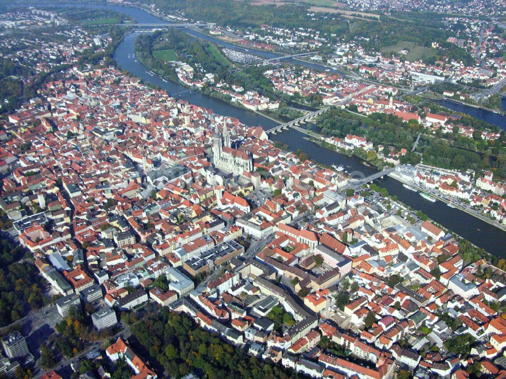 Regensburg von oben - Altstadtbereich und Innenstadtzentrum in Regensburg im Bundesland Bayern, Deutschland