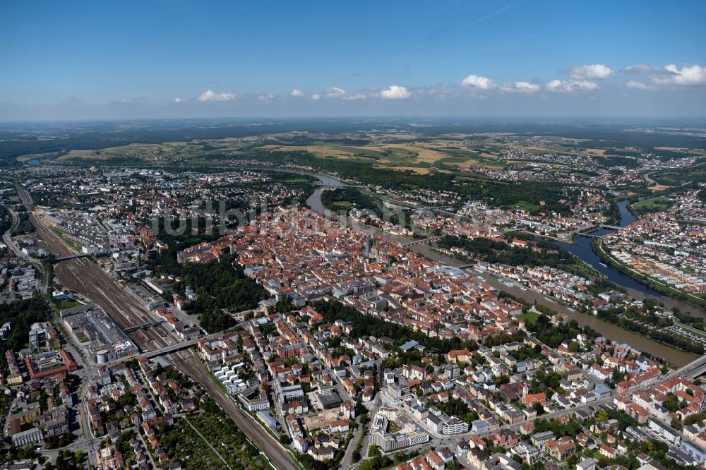 Regensburg aus der Vogelperspektive: Altstadtbereich und Innenstadtzentrum in Regensburg im Bundesland Bayern, Deutschland