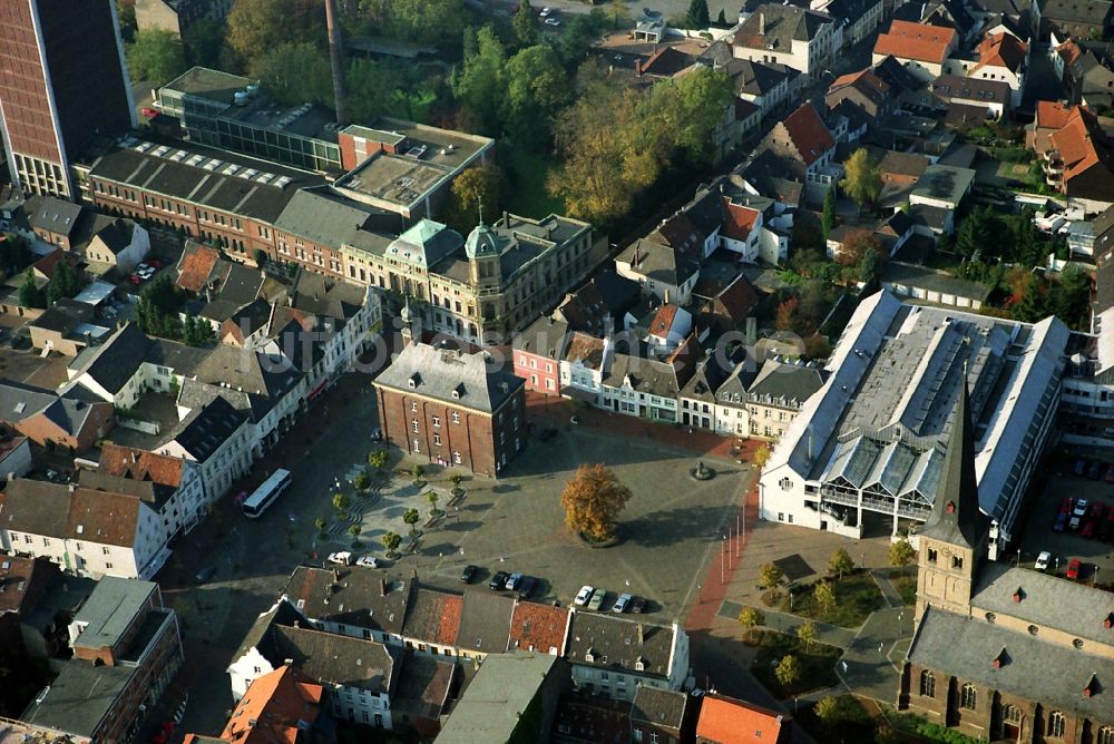 Rheinberg aus der Vogelperspektive: Altstadtbereich und Innenstadtzentrum in Rheinberg im Bundesland Nordrhein-Westfalen