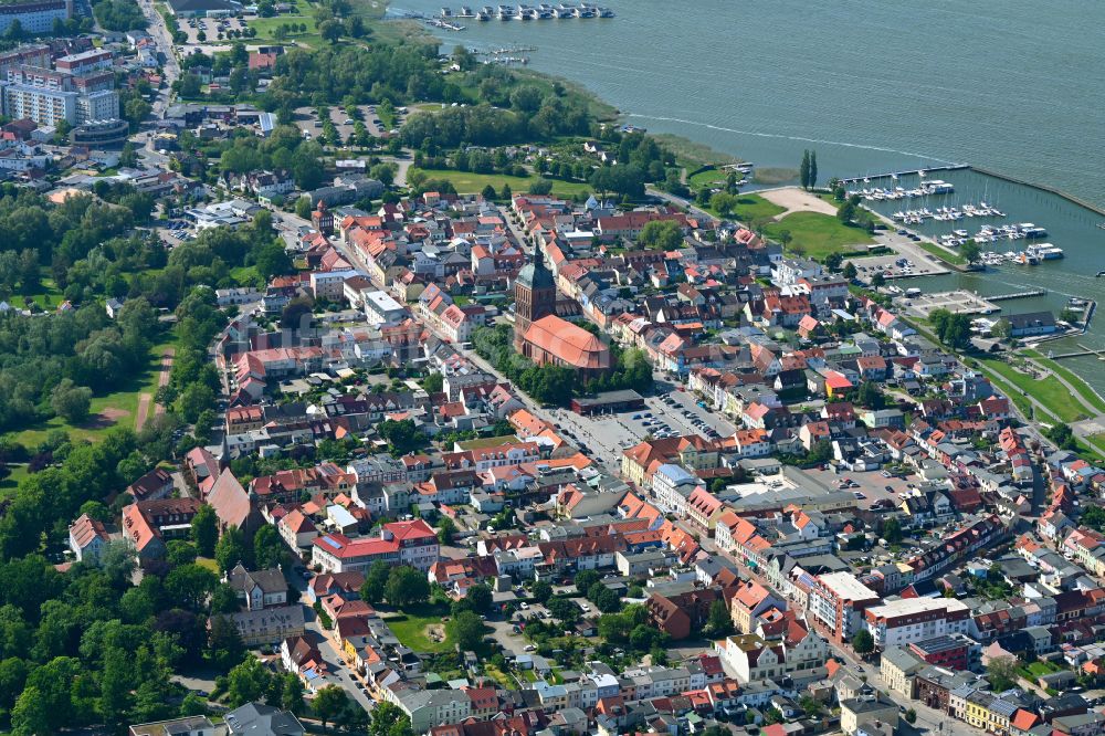 Luftaufnahme Ribnitz - Altstadtbereich und Innenstadtzentrum in Ribnitz im Bundesland Mecklenburg-Vorpommern, Deutschland