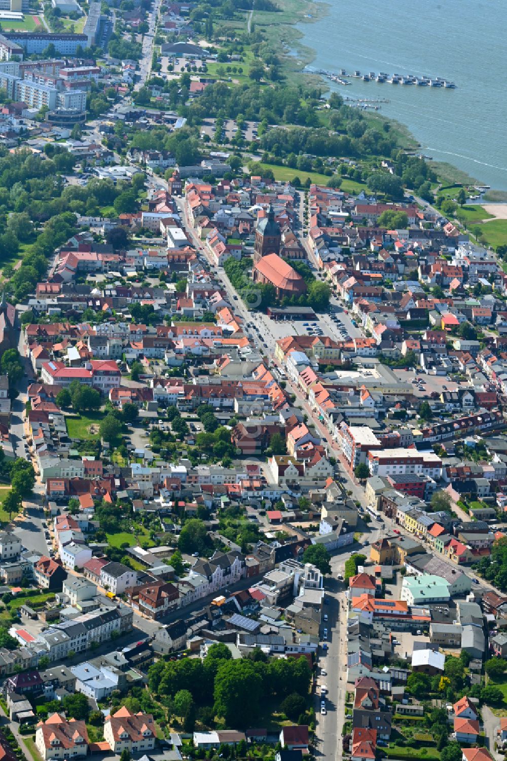 Ribnitz von oben - Altstadtbereich und Innenstadtzentrum in Ribnitz im Bundesland Mecklenburg-Vorpommern, Deutschland