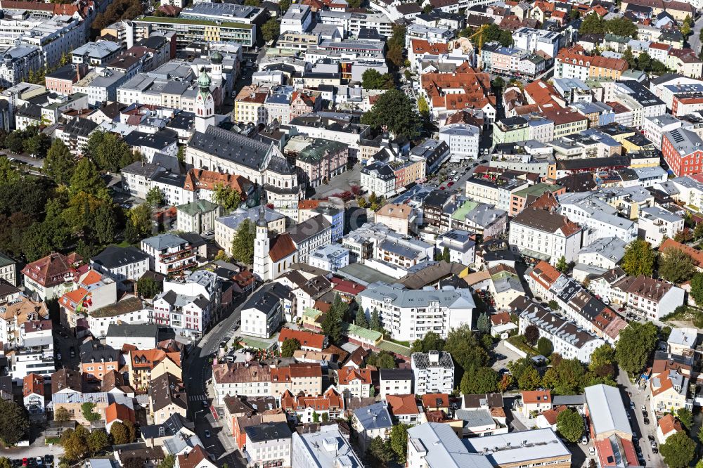 Rosenheim von oben - Altstadtbereich und Innenstadtzentrum in Rosenheim im Bundesland Bayern, Deutschland