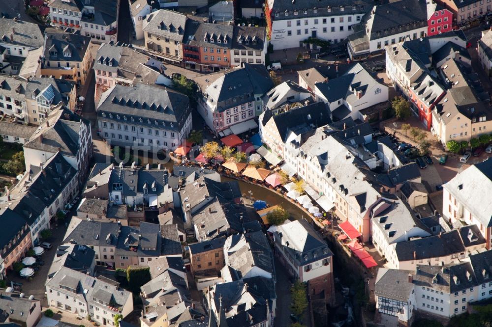 Saarburg von oben - Altstadtbereich und Innenstadtzentrum in Saarburg im Bundesland Rheinland-Pfalz