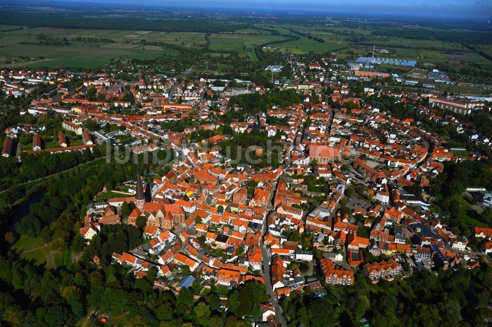 Salzwedel aus der Vogelperspektive: Altstadtbereich und Innenstadtzentrum in Salzwedel im Bundesland Sachsen-Anhalt, Deutschland