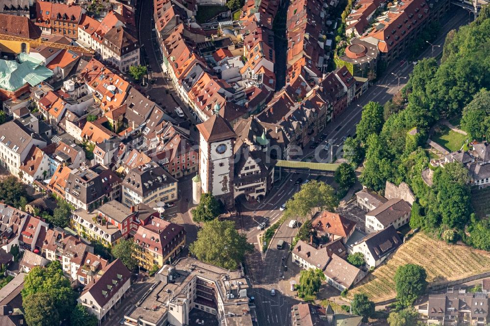 Luftaufnahme Freiburg im Breisgau - Altstadtbereich und Innenstadtzentrum mit Schwabentor in Freiburg im Breisgau im Bundesland Baden-Württemberg, Deutschland