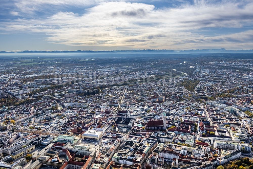 Luftaufnahme München - Altstadtbereich und Innenstadtzentrum sowie ein Teil der Außenbezirke mit Bergblick bei Föhnwetterlage in München im Bundesland Bayern, Deutschland