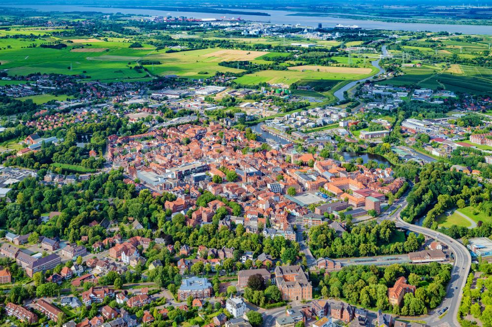 Stade aus der Vogelperspektive: Altstadtbereich und Innenstadtzentrum in Stade im Bundesland Niedersachsen, Deutschland