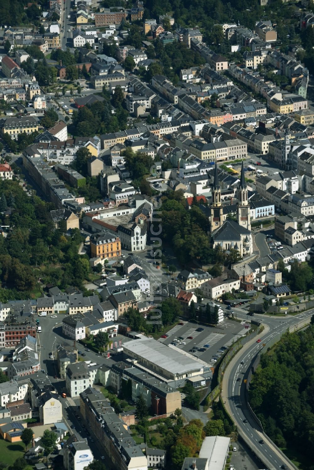 Oelsnitz/Vogtl. aus der Vogelperspektive: Altstadtbereich und Innenstadtzentrum mit der St.Jakobi Kirche in Oelsnitz/Vogtl. im Bundesland Sachsen