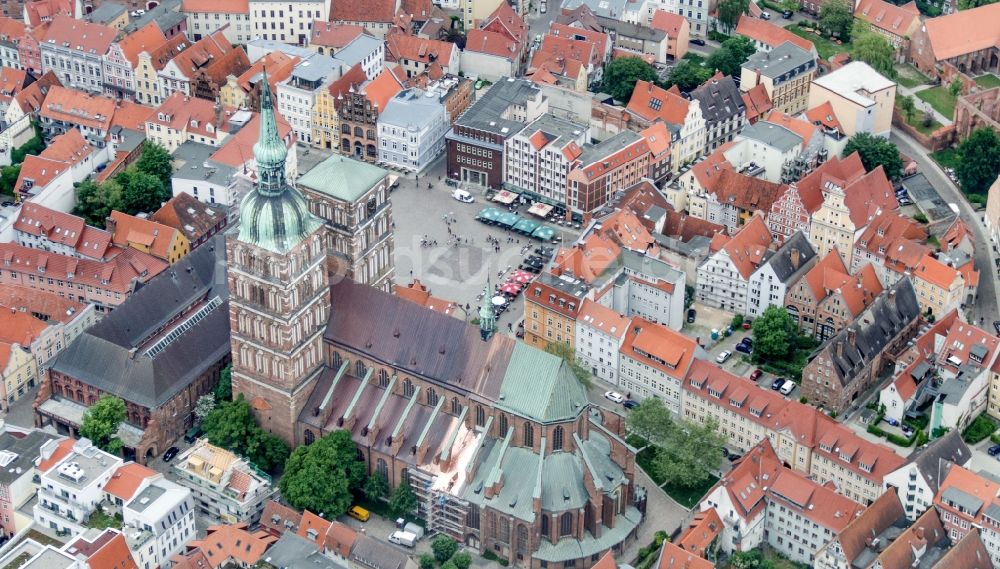 Luftaufnahme Hansestadt Stralsund - Altstadtbereich und Innenstadtzentrum in Stralsund im Bundesland Mecklenburg-Vorpommern, Deutschland