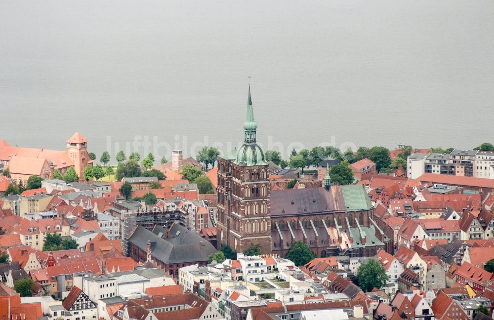 Hansestadt Stralsund aus der Vogelperspektive: Altstadtbereich und Innenstadtzentrum in Stralsund im Bundesland Mecklenburg-Vorpommern, Deutschland