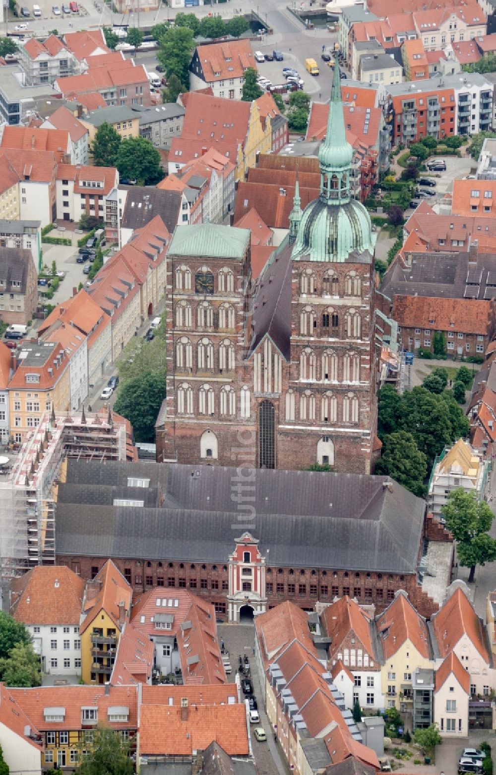 Luftaufnahme Hansestadt Stralsund - Altstadtbereich und Innenstadtzentrum in Stralsund im Bundesland Mecklenburg-Vorpommern, Deutschland