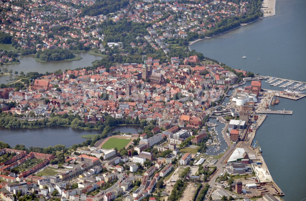 Hansestadt Stralsund von oben - Altstadtbereich und Innenstadtzentrum in Stralsund im Bundesland Mecklenburg-Vorpommern, Deutschland