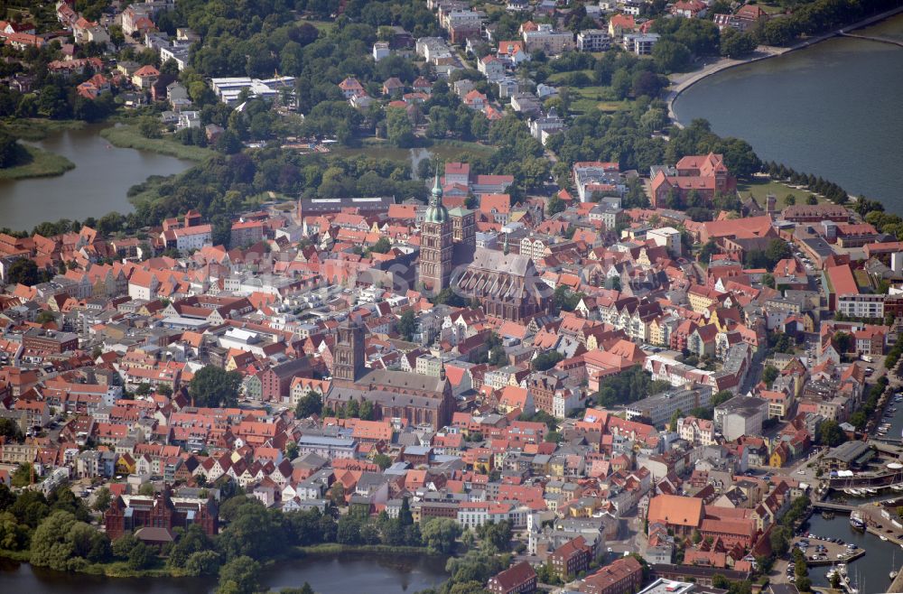 Hansestadt Stralsund aus der Vogelperspektive: Altstadtbereich und Innenstadtzentrum in Stralsund im Bundesland Mecklenburg-Vorpommern, Deutschland