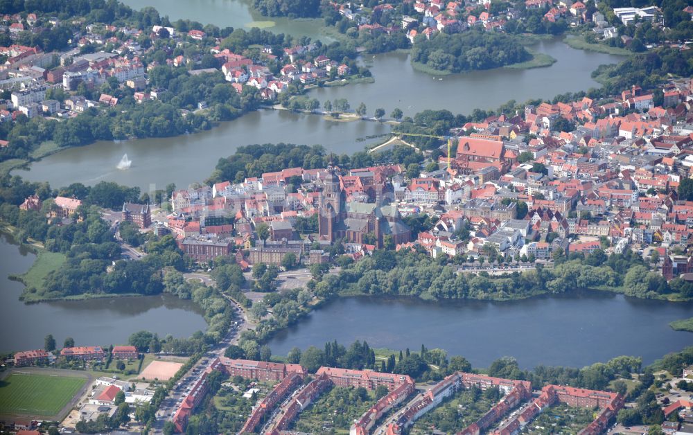 Luftaufnahme Hansestadt Stralsund - Altstadtbereich und Innenstadtzentrum in Stralsund im Bundesland Mecklenburg-Vorpommern, Deutschland