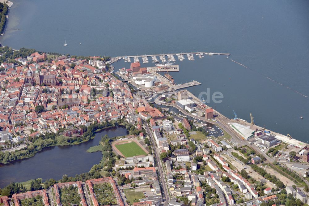 Hansestadt Stralsund aus der Vogelperspektive: Altstadtbereich und Innenstadtzentrum in Stralsund im Bundesland Mecklenburg-Vorpommern, Deutschland