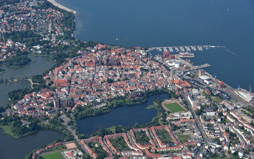 Luftaufnahme Hansestadt Stralsund - Altstadtbereich und Innenstadtzentrum in Stralsund im Bundesland Mecklenburg-Vorpommern, Deutschland