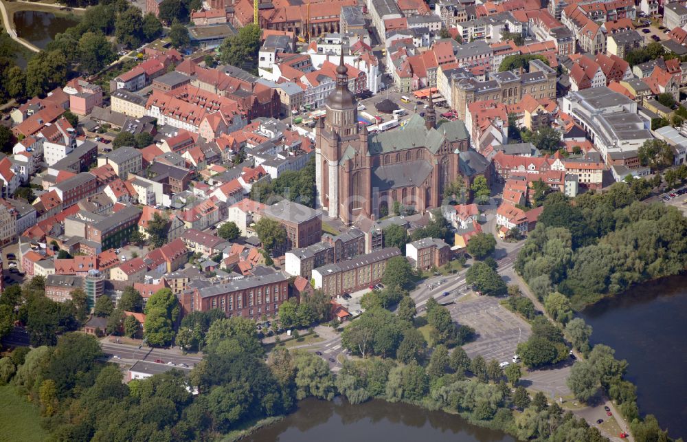 Luftaufnahme Hansestadt Stralsund - Altstadtbereich und Innenstadtzentrum in Stralsund im Bundesland Mecklenburg-Vorpommern, Deutschland