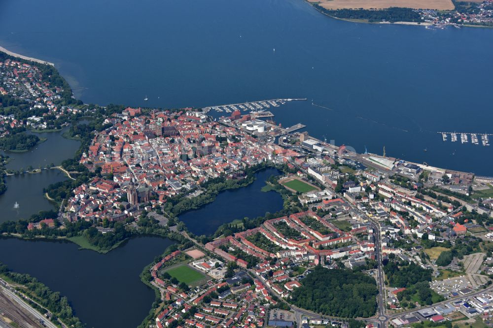 Hansestadt Stralsund aus der Vogelperspektive: Altstadtbereich und Innenstadtzentrum in Stralsund im Bundesland Mecklenburg-Vorpommern, Deutschland