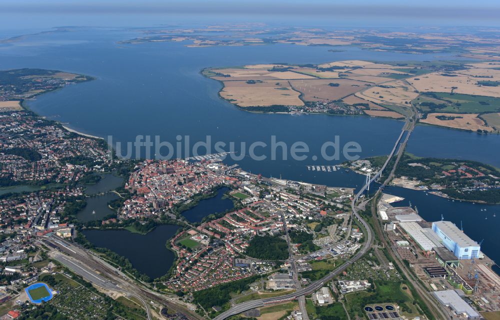 Luftaufnahme Hansestadt Stralsund - Altstadtbereich und Innenstadtzentrum in Stralsund im Bundesland Mecklenburg-Vorpommern, Deutschland