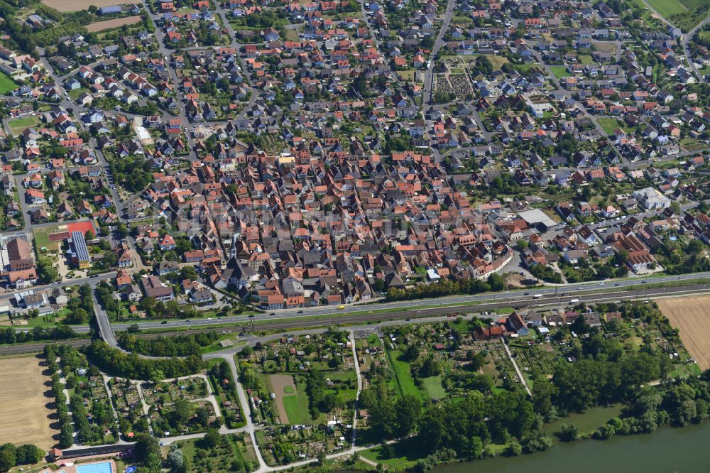 Thüngersheim aus der Vogelperspektive: Altstadtbereich und Innenstadtzentrum in Thüngersheim im Bundesland Bayern, Deutschland