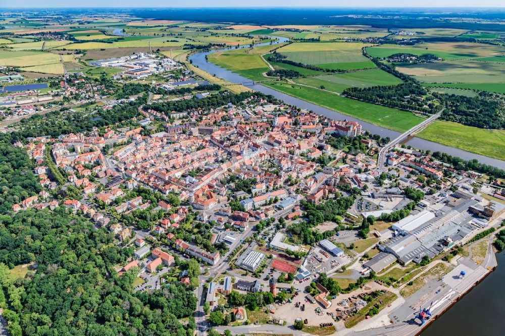 Torgau aus der Vogelperspektive: Altstadtbereich und Innenstadtzentrum in Torgau im Bundesland Sachsen, Deutschland