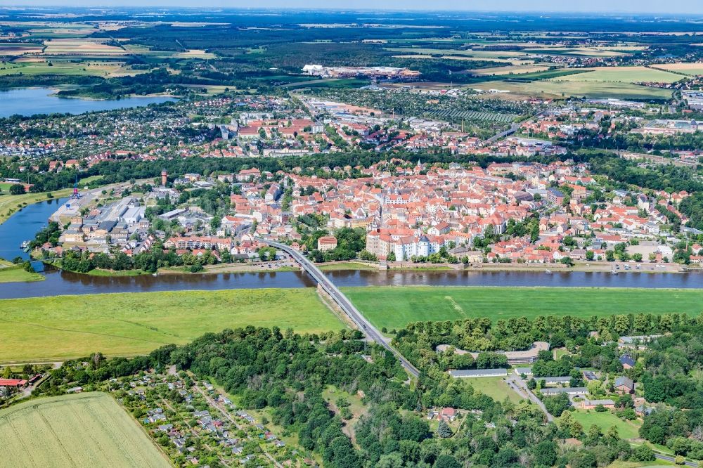 Torgau aus der Vogelperspektive: Altstadtbereich und Innenstadtzentrum in Torgau im Bundesland Sachsen, Deutschland