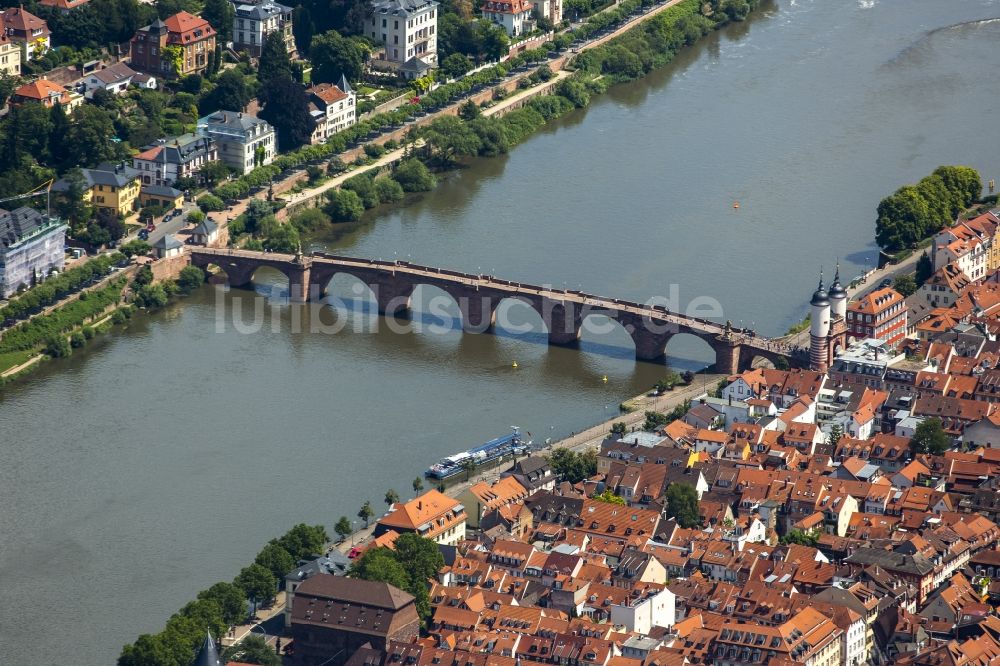 Heidelberg von oben - Altstadtbereich und Innenstadtzentrum am Ufer des Flußverlaufes des Neckar in Heidelberg im Bundesland Baden-Württemberg