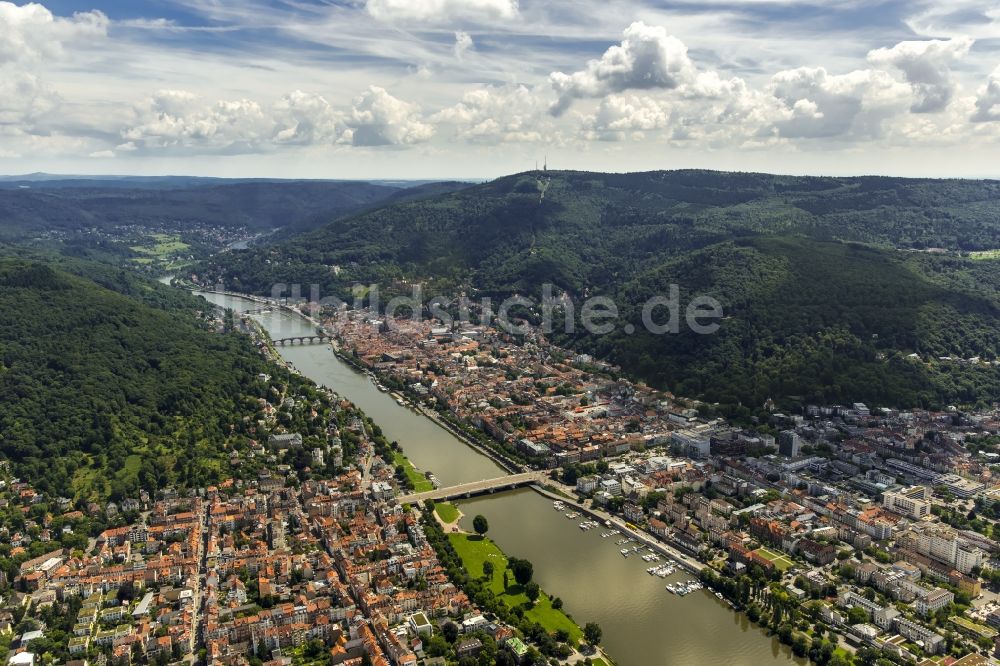 Heidelberg aus der Vogelperspektive: Altstadtbereich und Innenstadtzentrum am Ufer des Flußverlaufes des Neckar in Heidelberg im Bundesland Baden-Württemberg