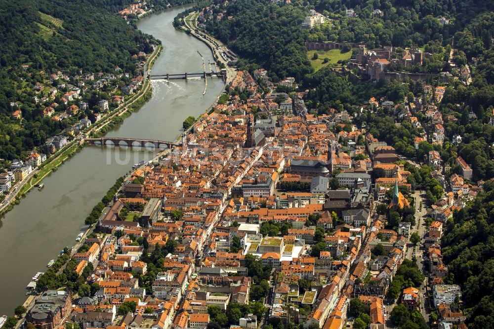 Luftaufnahme Heidelberg - Altstadtbereich und Innenstadtzentrum am Ufer des Flußverlaufes des Neckar in Heidelberg im Bundesland Baden-Württemberg