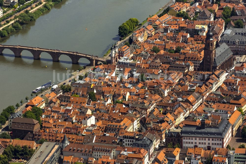 Heidelberg von oben - Altstadtbereich und Innenstadtzentrum am Ufer des Flußverlaufes des Neckar in Heidelberg im Bundesland Baden-Württemberg