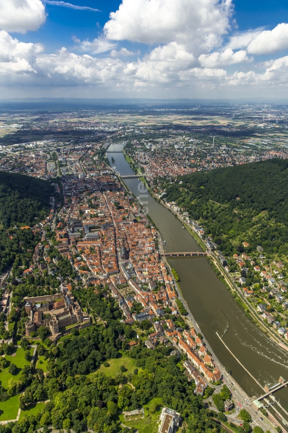 Heidelberg aus der Vogelperspektive: Altstadtbereich und Innenstadtzentrum am Ufer des Flußverlaufes des Neckar in Heidelberg im Bundesland Baden-Württemberg