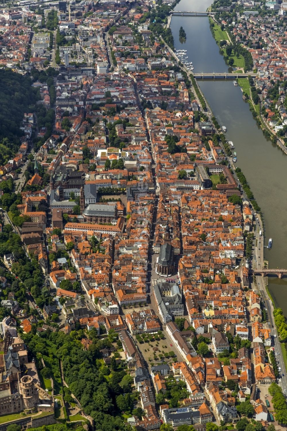 Luftbild Heidelberg - Altstadtbereich und Innenstadtzentrum am Ufer des Flußverlaufes des Neckar in Heidelberg im Bundesland Baden-Württemberg