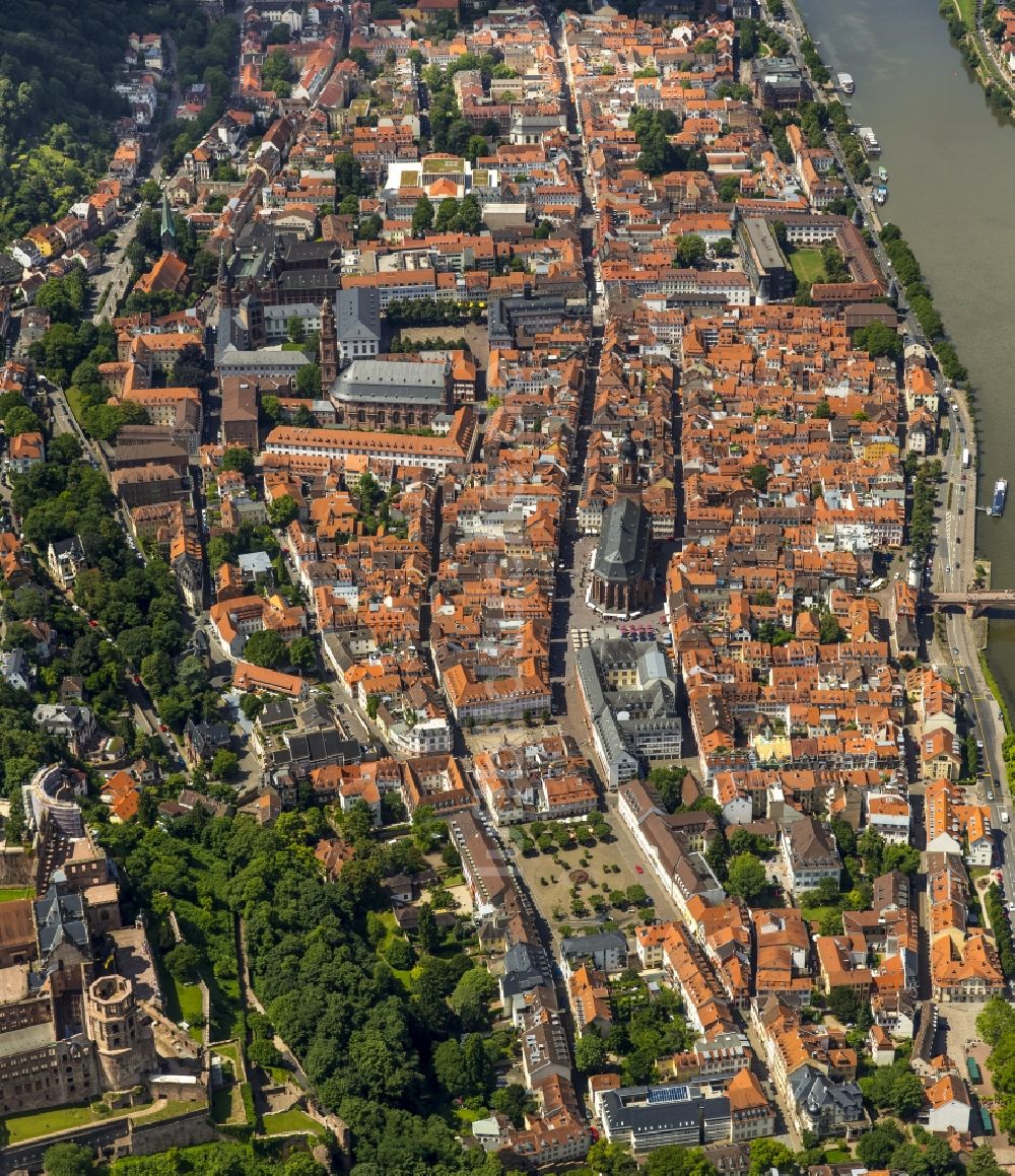 Luftaufnahme Heidelberg - Altstadtbereich und Innenstadtzentrum am Ufer des Flußverlaufes des Neckar in Heidelberg im Bundesland Baden-Württemberg